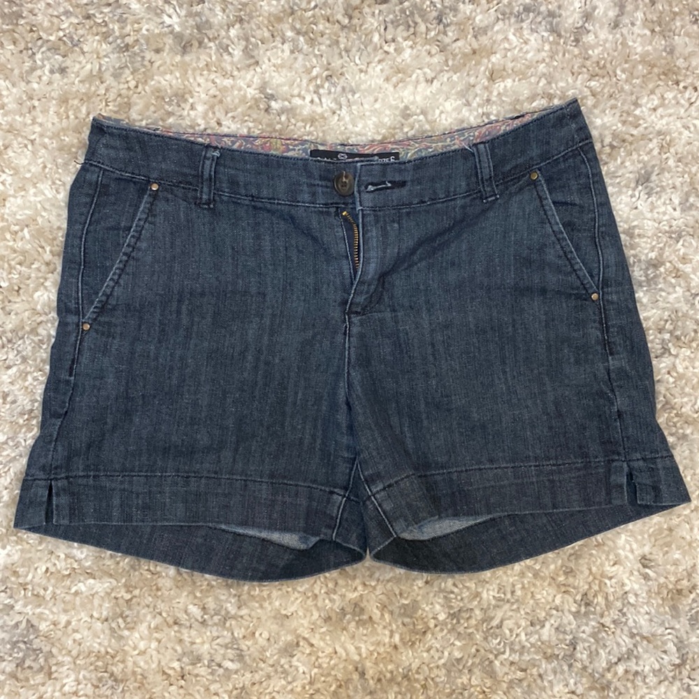 Dark wash denim shorts, slat style pockets, dressy, size 6, One 5 One